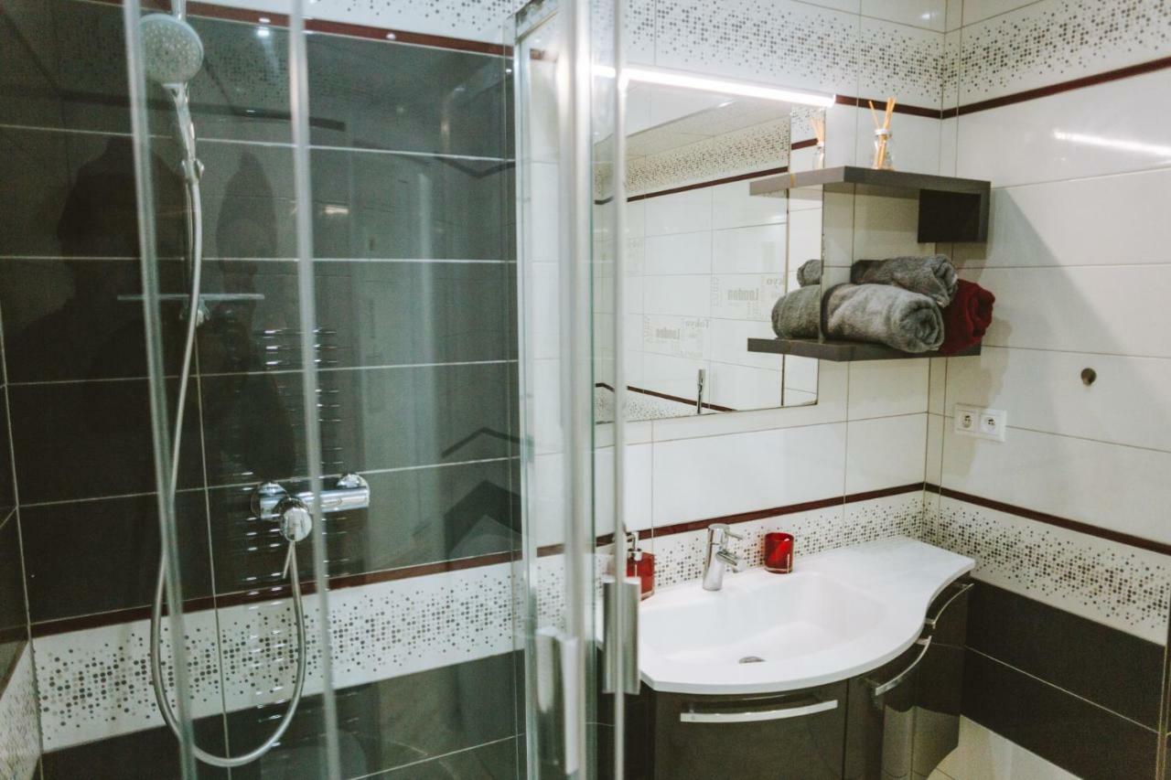 Design Apartment, The City Centre Close To The Health Spa Piest'any Exterior photo