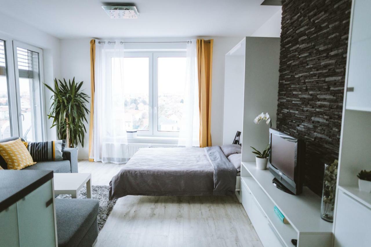 Design Apartment, The City Centre Close To The Health Spa Piest'any Exterior photo